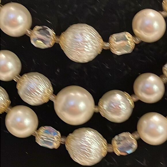 Vintage 1950s triple strand golden golden netted simulated white pearls necklace - Picture 6 of 14